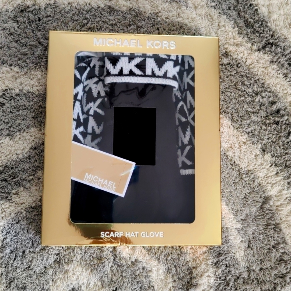 MICHAEL KORS 🧣 SCARF ~ HAT & GLOVE SET 🧤 ~ BRAND NEW IN BOX